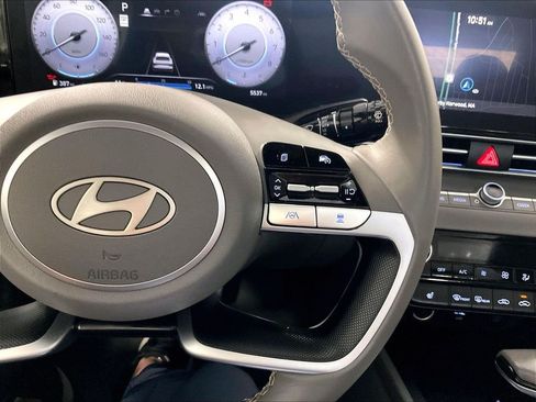 Certified 2025 Hyundai Elantra SEL FWD image 24