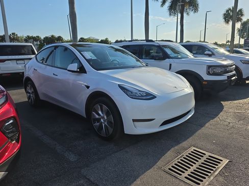 Used 2020 Tesla Model Y Long Range image 9