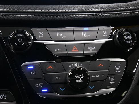 Used 2025 Chrysler Pacifica Limited FWD image 16