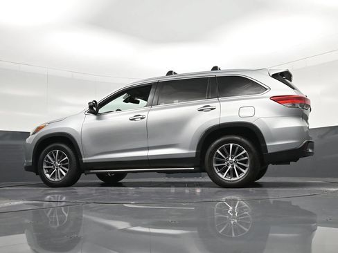 Used 2019 Toyota Highlander XLE FWD image 32