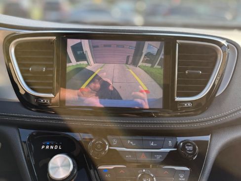 Used 2025 Chrysler Pacifica Limited FWD image 3