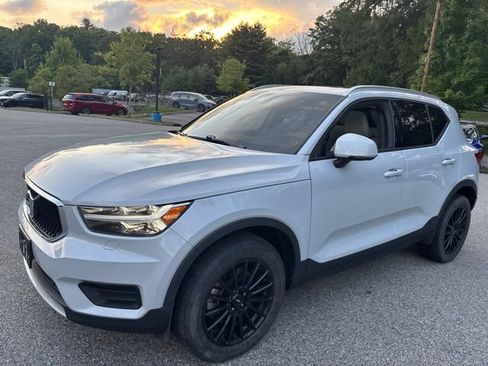Used 2022 Volvo XC40 T5 Momentum AWD/4WD image 2