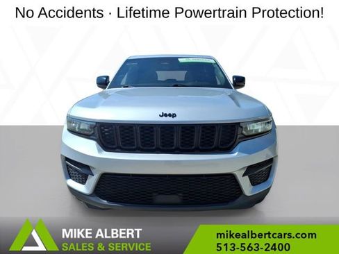 Used 2023 Jeep Grand Cherokee Altitude AWD/4WD image 2