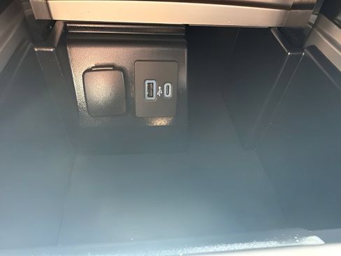 Used 2022 Ford Explorer XLT w/ Equipment Group 202A AWD/4WD image 21