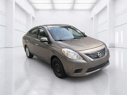 Used 2012 Nissan Versa SV FWD image 2