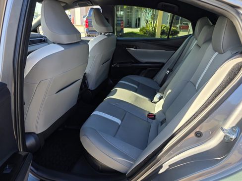 Used 2025 Toyota Camry SE w/ Convenience Package image 9