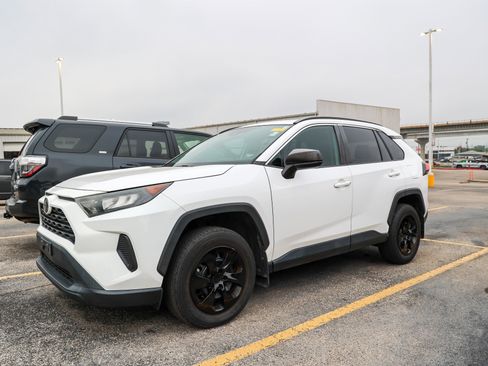 Used 2021 Toyota RAV4 LE FWD image 3