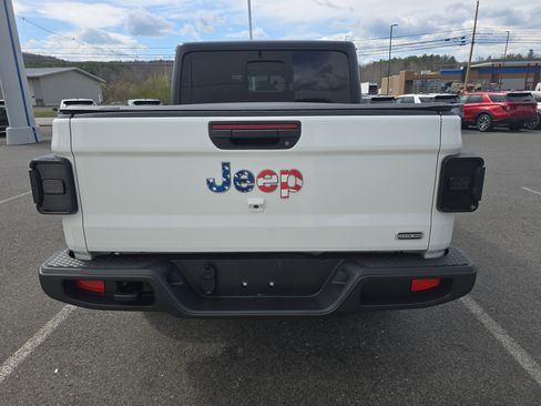 Used 2023 Jeep Gladiator Overland w/ Cold Weather Group image 4