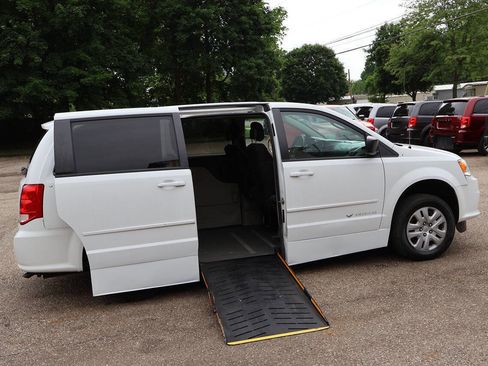 Used 2016 Dodge Grand Caravan SE w/ Quick Order Package 29E SE FWD image 2