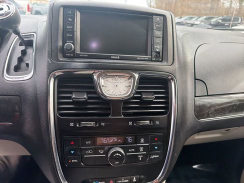 Used 2014 Chrysler Town & Country Touring image 17