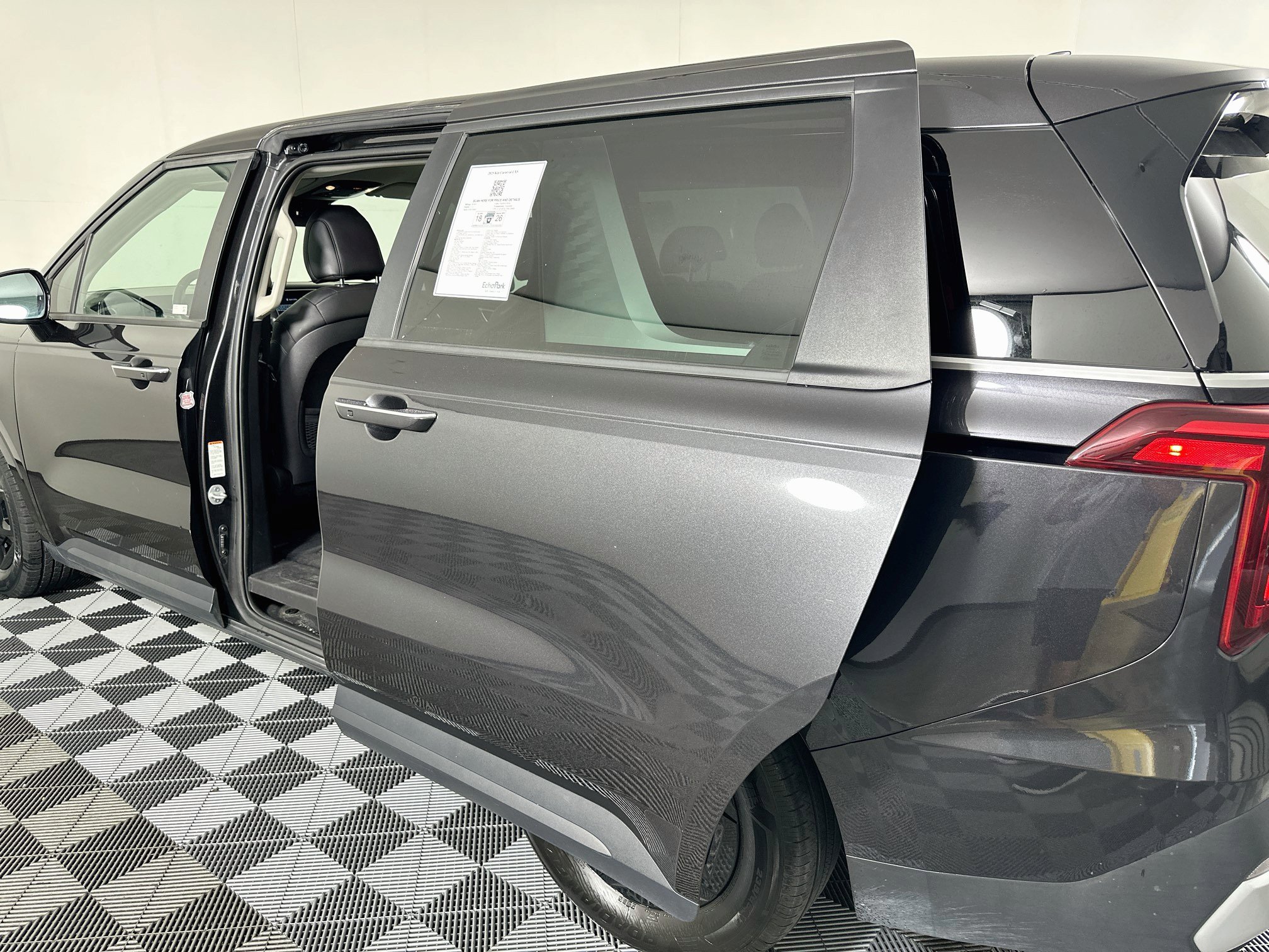 Used 2025 Kia Carnival FWD image 27