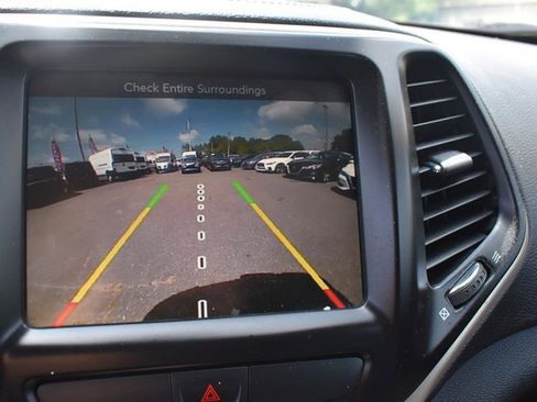Used 2017 Jeep Cherokee Limited image 28
