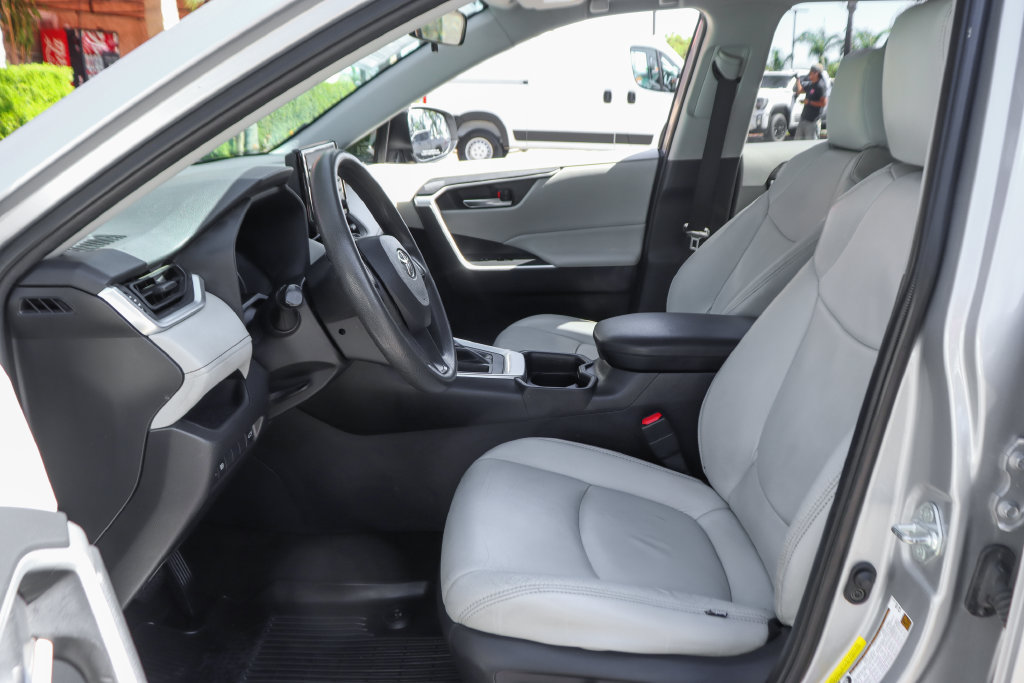 Used 2019 Toyota RAV4 XLE FWD image 16