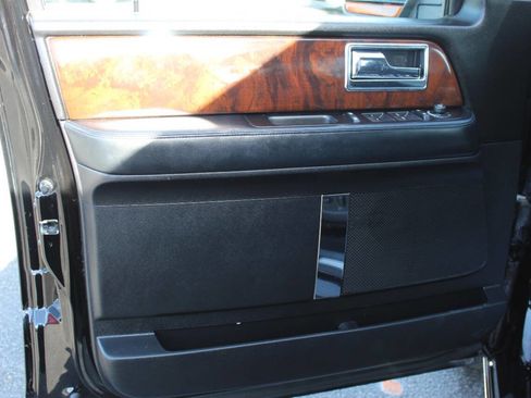 Used 2017 Lincoln Navigator Select image 18