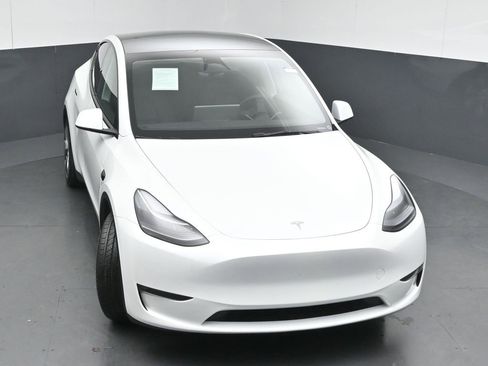 Used 2023 Tesla Model Y Long Range image 40