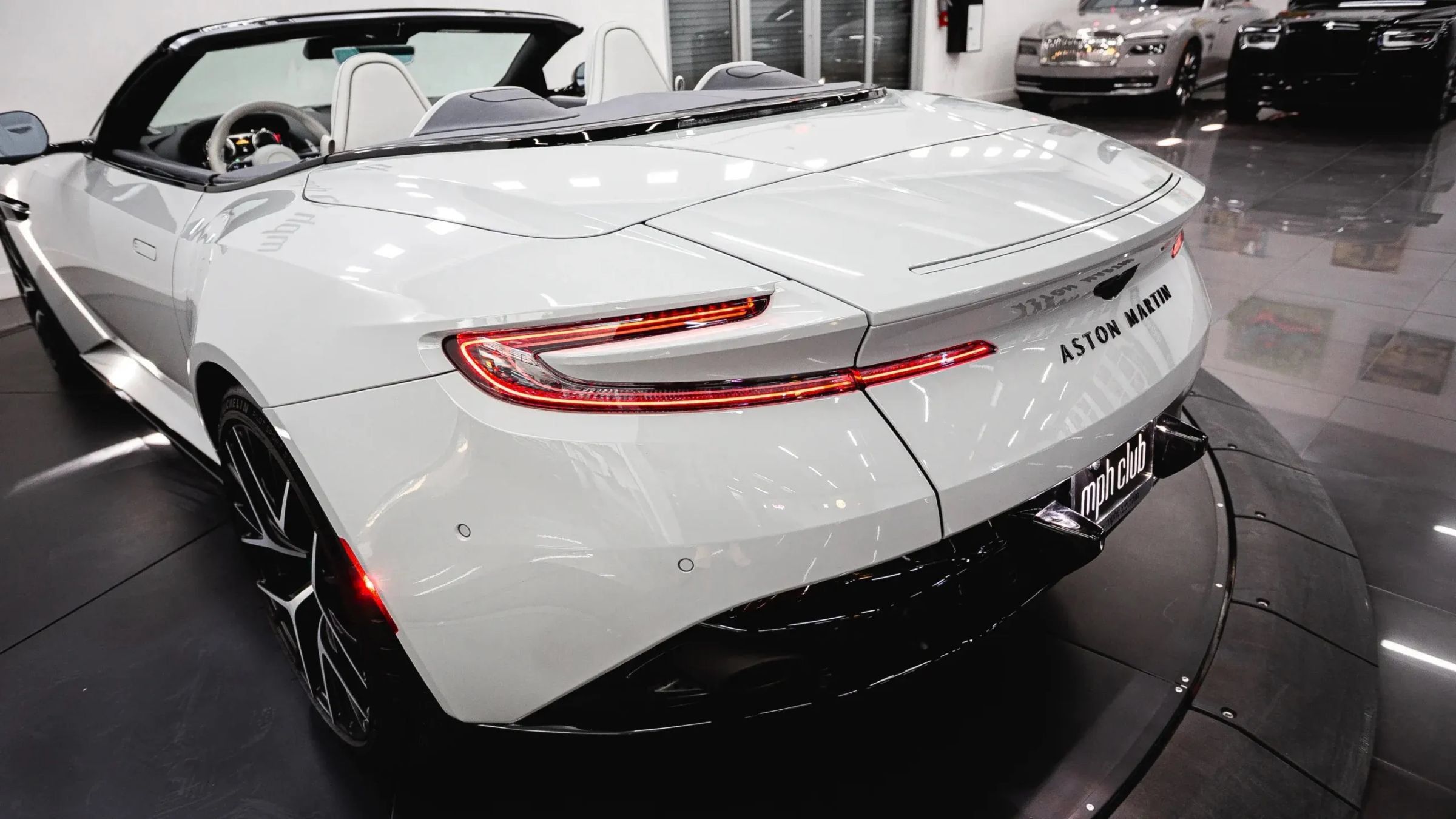Used 2024 Aston Martin DB12 Convertible RWD image 19