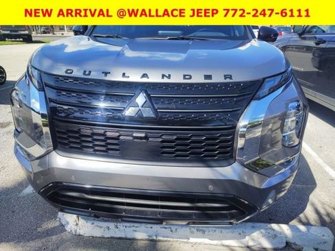 Used 2022 Mitsubishi Outlander SE image 2