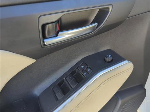 Used 2024 Toyota Highlander XLE image 8