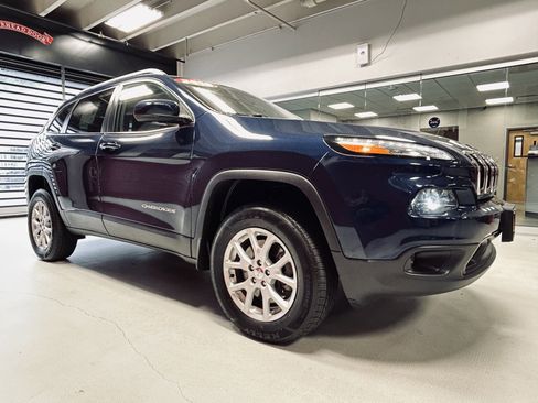 Used 2018 Jeep Cherokee Latitude Plus w/ Comfort/Convenience Group AWD/4WD image 13