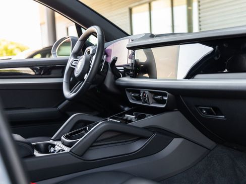 Certified 2026 Porsche Cayenne image 46