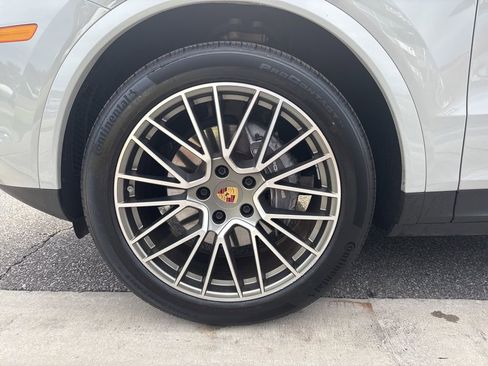 Used 2022 Porsche Cayenne Platinum Edition image 12