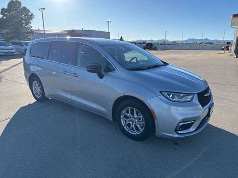 Used 2024 Chrysler Pacifica Touring-L image 9