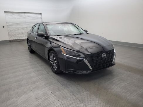 Used 2025 Nissan Altima 2.5 SV FWD image 13