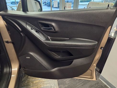 Used 2018 Chevrolet Trax LT w/ Sun & Sound Package image 59