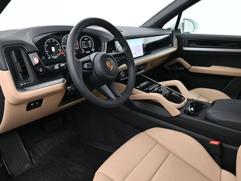 Certified 2026 Porsche Cayenne AWD/4WD image 4