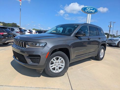 Used 2023 Jeep Grand Cherokee Laredo image 4
