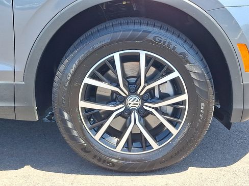 Used 2021 Volkswagen Tiguan SE w/ Panoramic Sunroof Package AWD/4WD image 9
