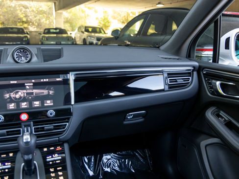 Certified 2026 Porsche Macan AWD/4WD image 48