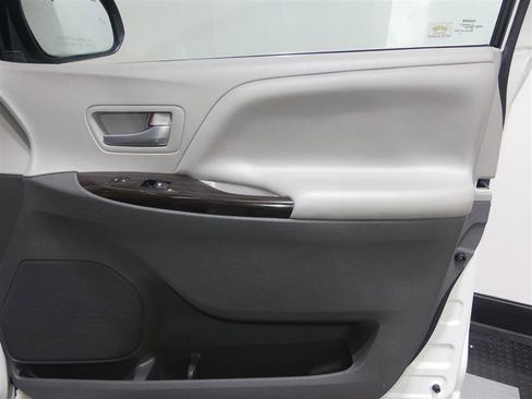 Used 2017 Toyota Sienna XLE image 19