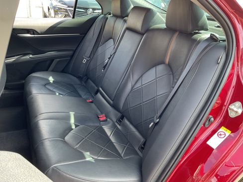 Used 2018 Toyota Camry XLE FWD image 19