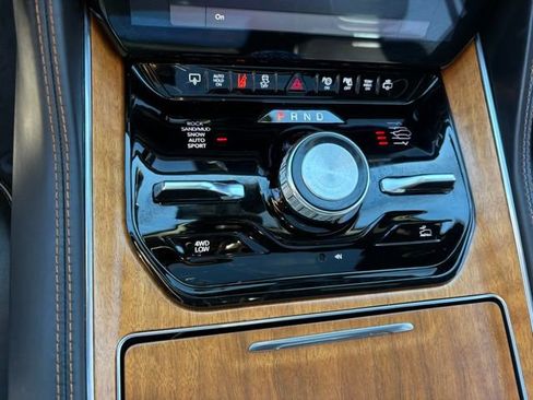 Used 2022 Jeep Grand Wagoneer Series III AWD/4WD image 18