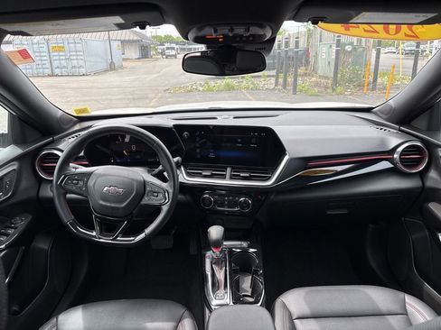 Used 2024 Chevrolet Trax RS w/ Sunroof Package FWD image 11