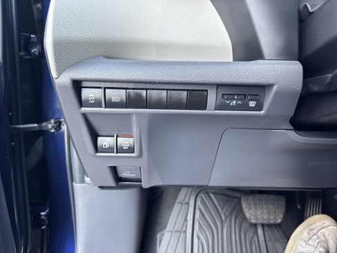 Used 2024 Toyota Sienna XLE FWD image 19