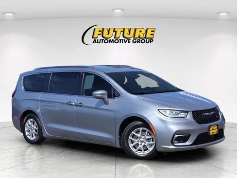 Used 2021 Chrysler Pacifica Touring-L FWD image 1