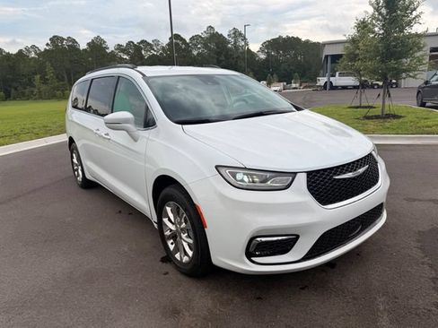 Used 2022 Chrysler Pacifica Touring-L AWD/4WD image 13