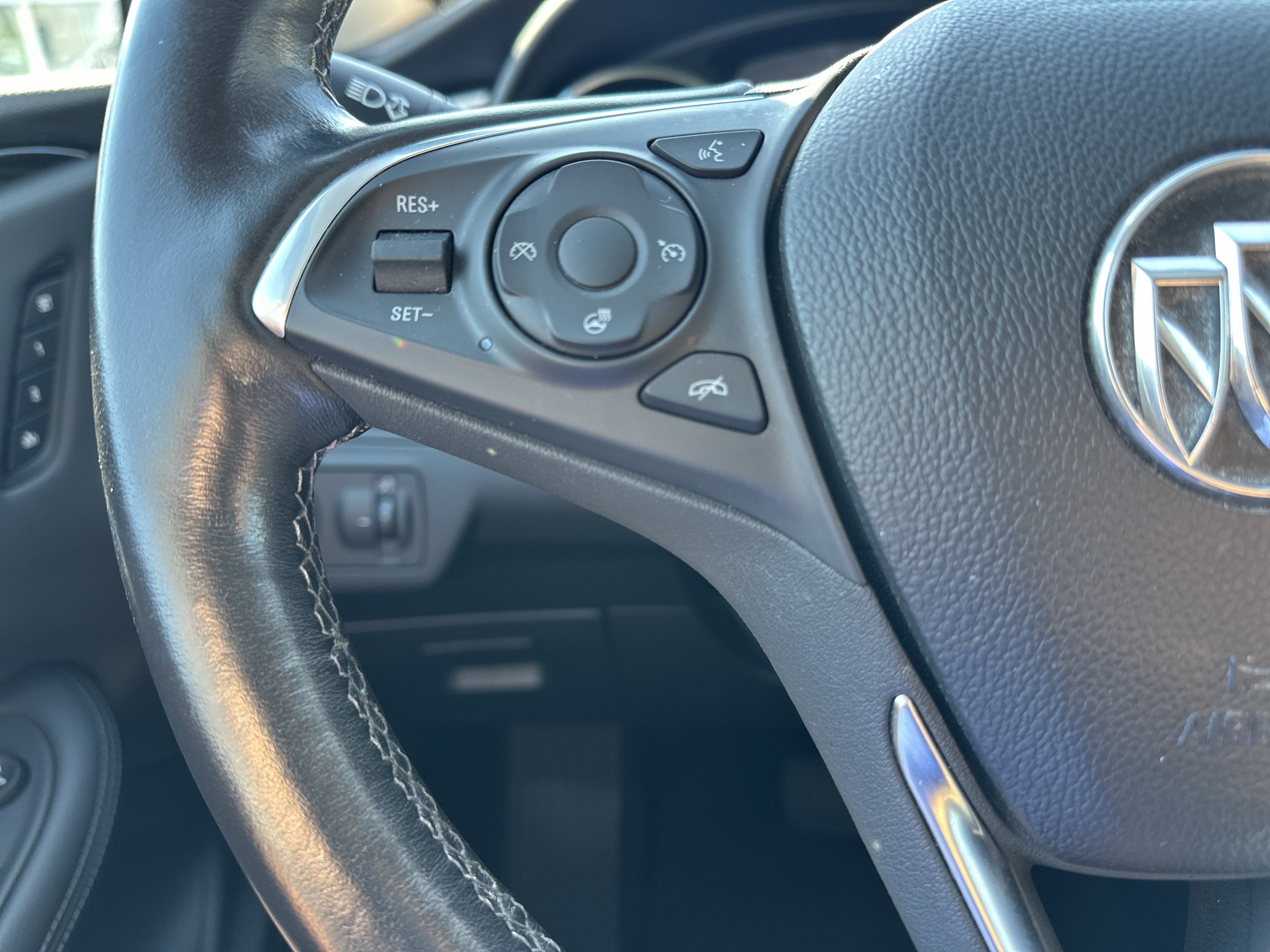 Used 2019 Buick Envision Essence FWD image 19