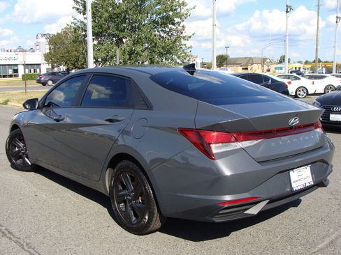 Used 2023 Hyundai Elantra SEL w/ Preferred Accessory Package image 4