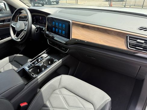 Used 2025 Volkswagen Atlas SE FWD image 17