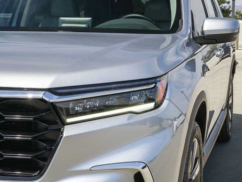 Used 2023 Honda Pilot Touring image 7