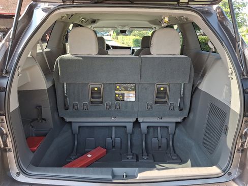 Used 2019 Toyota Sienna L image 29