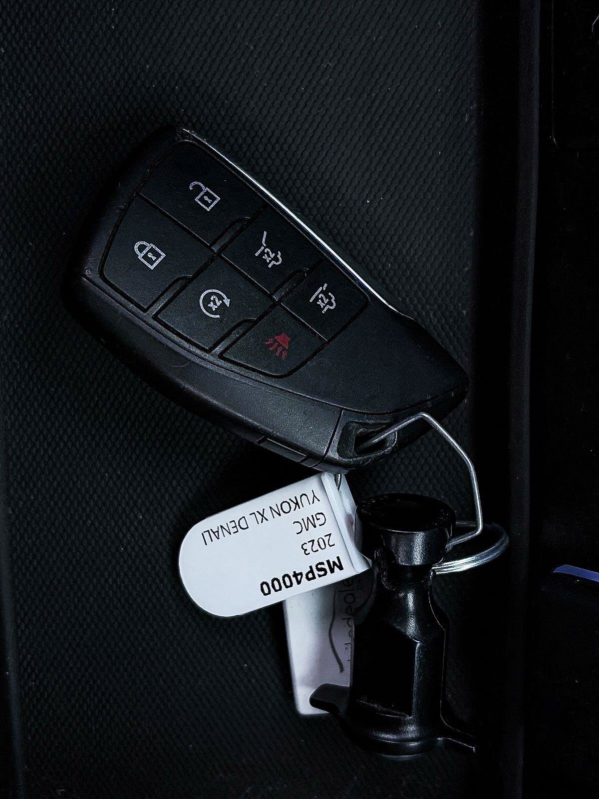 Used 2023 GMC Yukon XL Denali AWD/4WD image 29