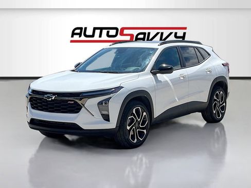 Used 2025 Chevrolet Trax RS w/ Sunroof Package FWD image 3