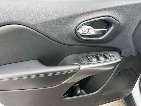 Used 2019 Jeep Cherokee Latitude Plus w/ Cold Weather Group image 23