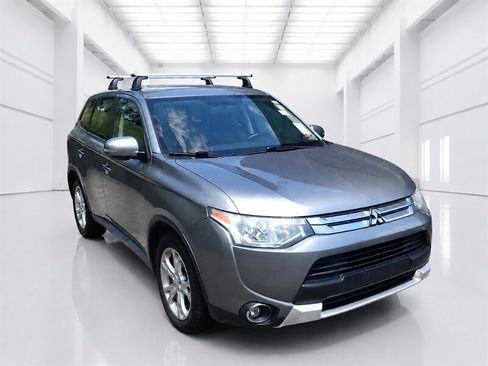 Used 2015 Mitsubishi Outlander SE AWD/4WD image 2