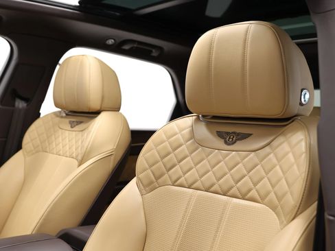 Used 2018 Bentley Bentayga AWD/4WD image 17