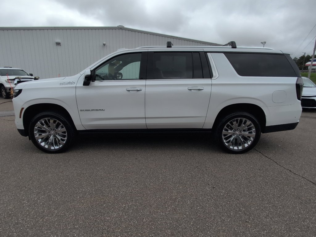 Used 2025 Chevrolet Suburban High Country AWD/4WD image 3